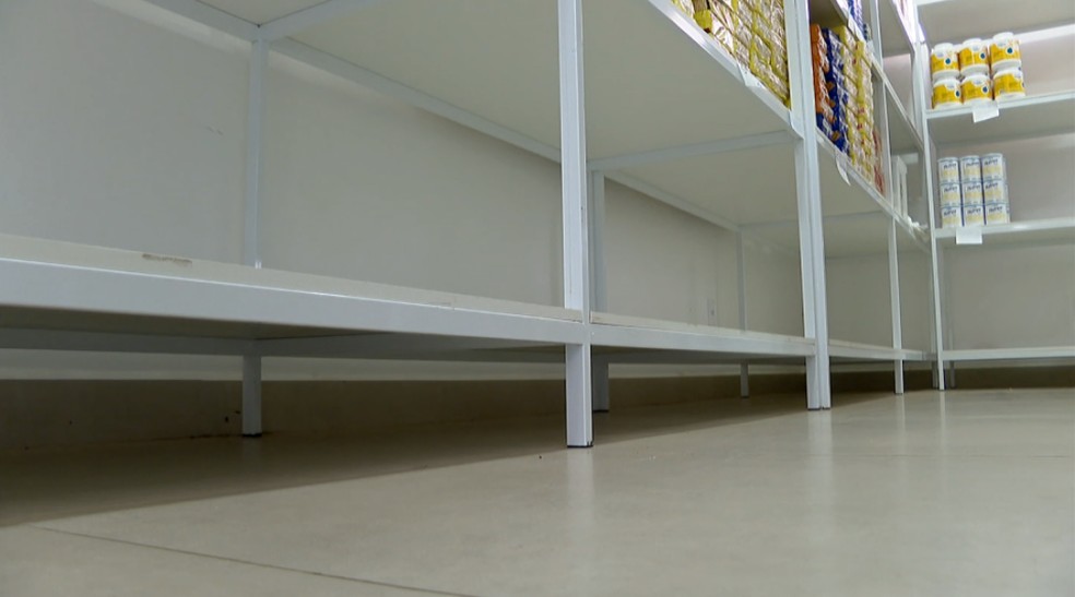 Prateleiras vazias - Antes da pandemia de coronavírus, o Centro de Voluntários do Hospital do Câncer atendia 200 pessoas por mês. Agora, este número saltou para 300 famílias assistidas